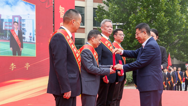 程培华理事长给获焦剡颁奖.jpg