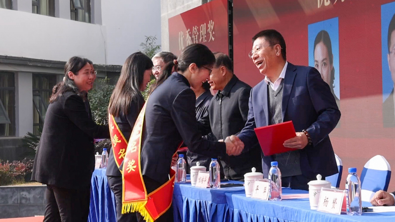 程培华理事长给获焦剡颁奖.jpg