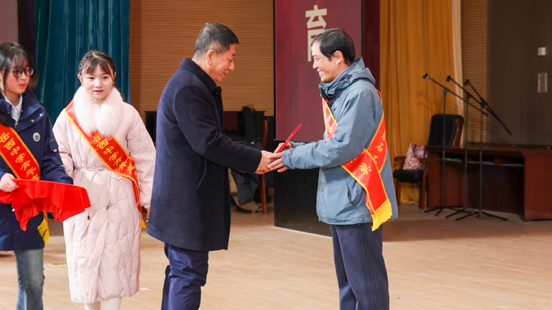 程培华给获焦剡颁奖.jpg